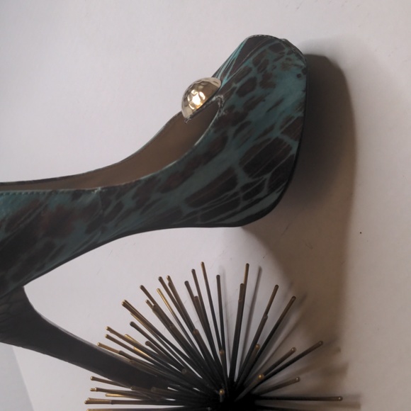 Heels - Picture 3 of 4